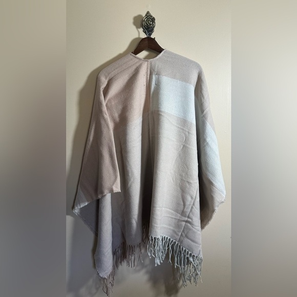 NWT Soia & Kyo - Light Pink & Cream Colorblocked Open Poncho W/ Scarf Hem OS - Picture 8 of 9